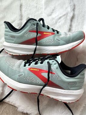 Women’s Brooks Launch 9 Size 8B